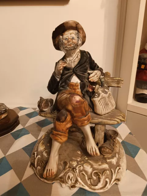 Statuina Porcellana Capodimonte Anziano Seduto Che Fuma La Pipa