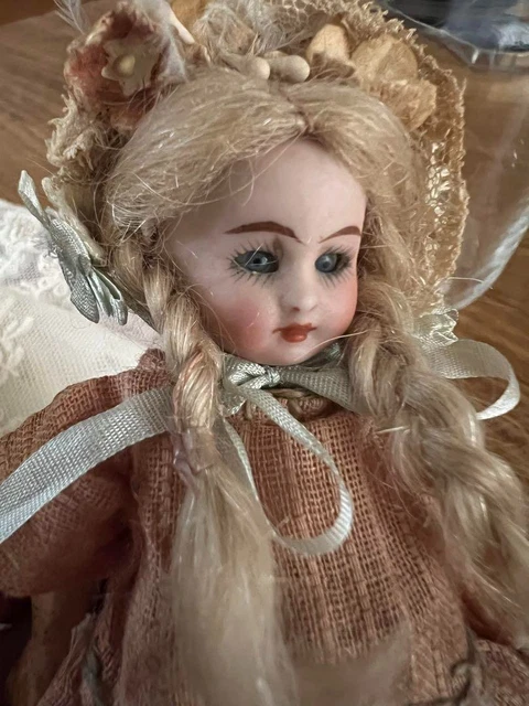 Ancienne petite poupée mignonette biscuit porcelaine