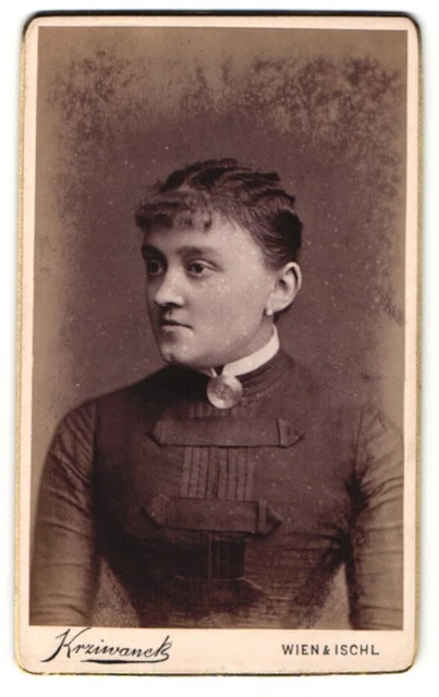 Fotografie Krziwanek, Wien, Portrait bildschöne junge Frau mit großer Brosche a