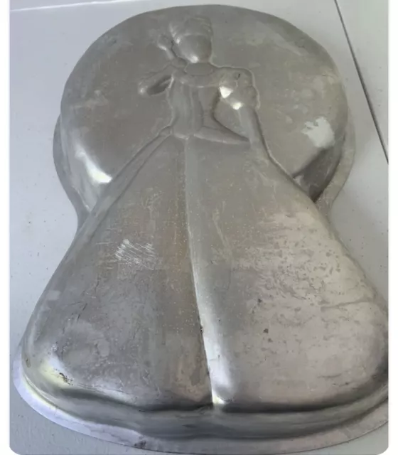 Wilton Barbie Princess Cake Pan 2105 - 8900 Mattel Inc. 2000 Dreamtime Queen