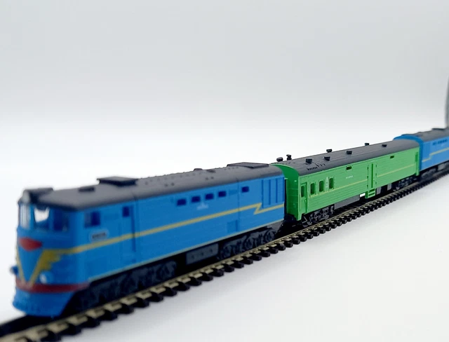 Zgs Train Scale Model Z GAUGE SCALE Diesel Locomotive Model Railway Train Replica Dummy £25. ...