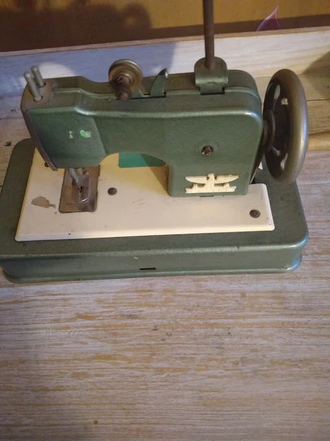 Ancienne petite machine à coudre Kikou ⋆ La Fouine Chine