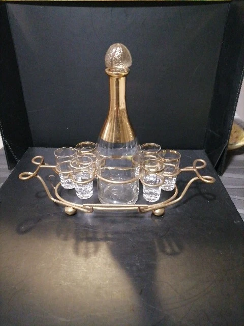 Service à Liqueur Ancien - Carafe Et 8 Verres Verts Avec Décorations Dorées - Fabriqué En Espagne