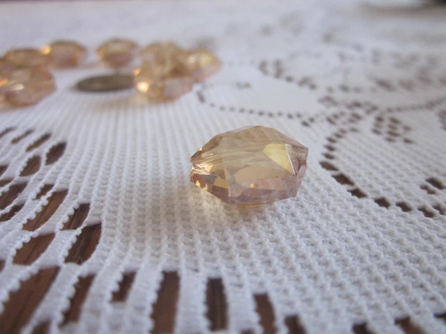 9 perles de verre irisées vintage de couleur pêche taillées diamant 3
