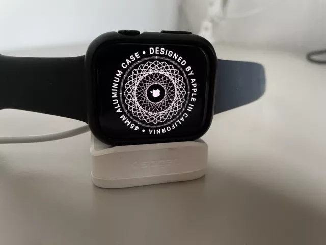 Apple Watch Series 7 45 mm Aluminiumgehäuse + Sportarmband +Spigen Thin Fit