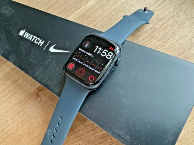 Apple Watch Nike Series 7 GPS 45 mm Mitternacht Aluminiumgehäuse midnight TOP