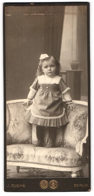 Fotografie J. Fuchs, Berlin, Friedrichstraße 108, Zuckersüßes Mädchen mit Schle