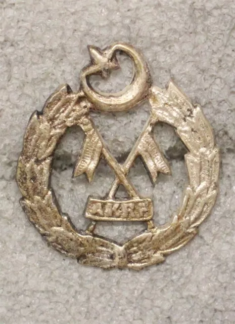 Pakistan Army: Azad Kashmir Regular Forces - metal badge 1581