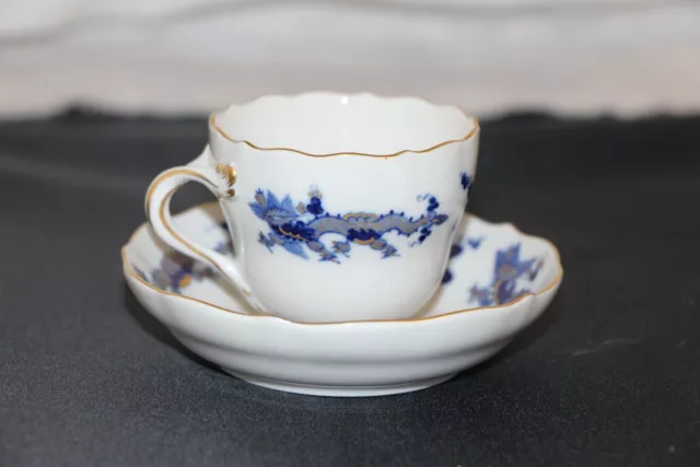 Meissen Schwertermarke 1. Wahl Mokkagedeck (Tasse mit Untertasse) Blauer Hofdrac