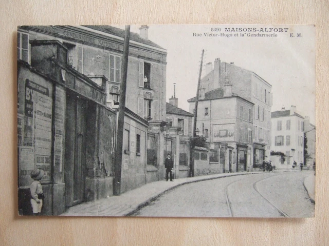 Cpa Maisons Alfort (94) Rue Victor Hugo Et La Gendarmerie Nationale