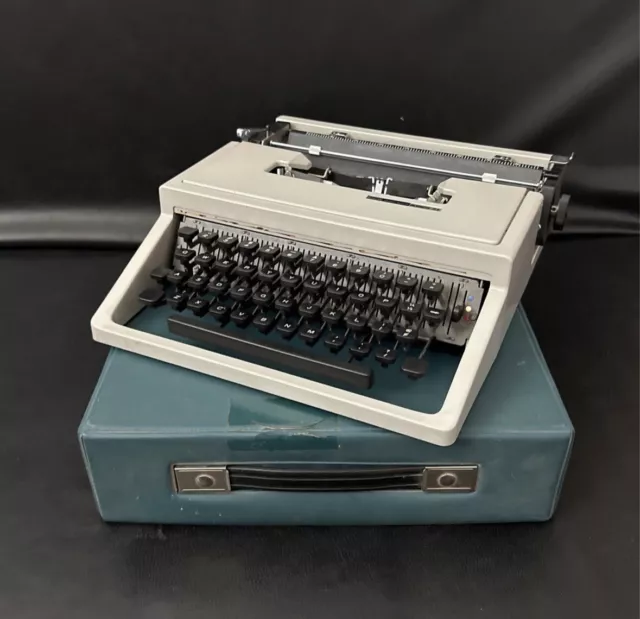 Olivetti Lettera 31 Vintage Typewriter With Documents