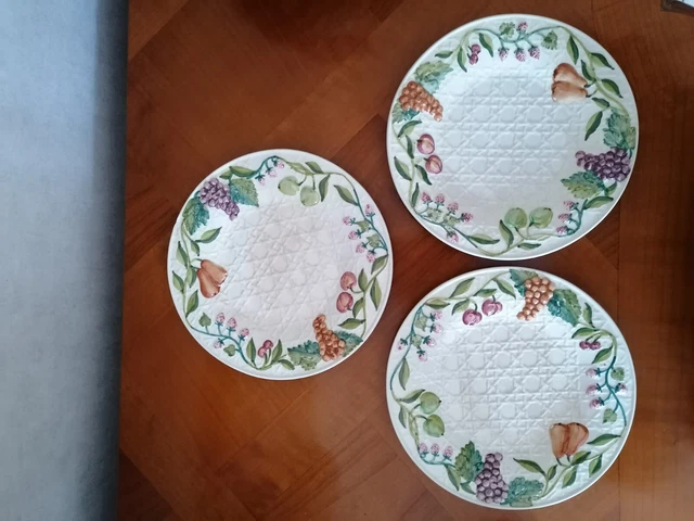 3 assiettes barbotine feuillage vert décor fraise,raisins,cerises