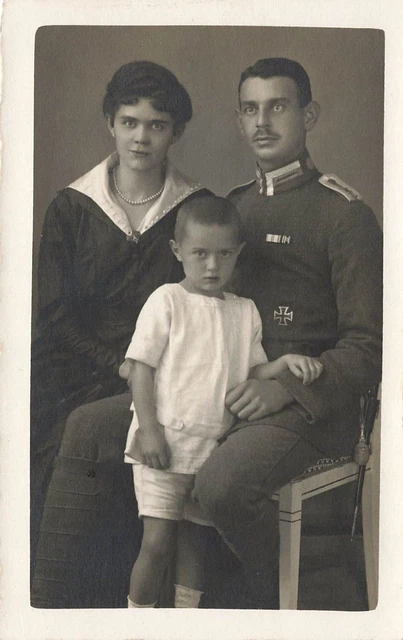 Foto 1.WK Portrait Soldat mit Feldspange EK-1 mit Familie