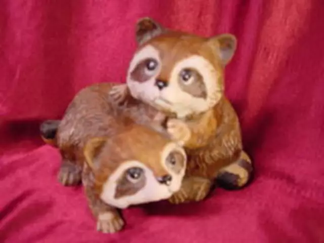 Vintage Very Cute Homco Porcelain Glass Rac-coon Figurine  Raccoon nice gift 3