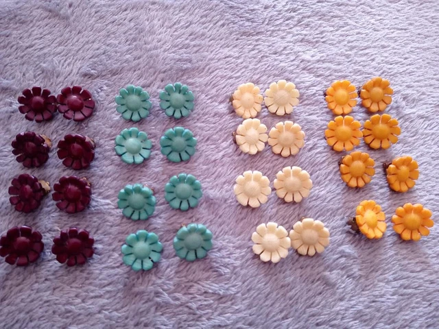 Lot De 16 Paires De Boucles D'oreilles Clips Vintage Fleur Plastique - Couleur Moutarde, Ancien Stock - Neuf Sans Emballage