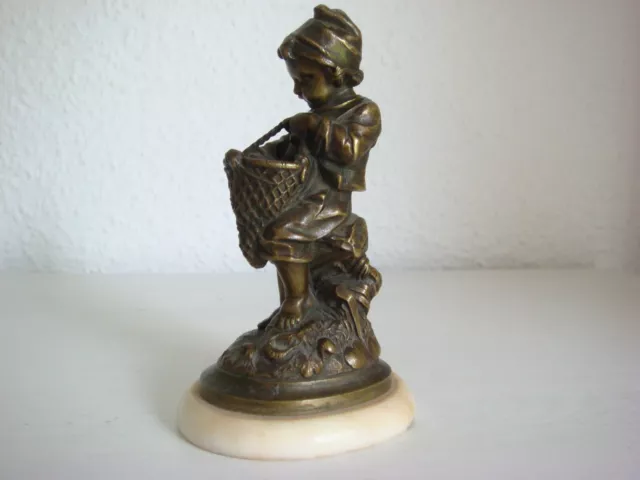 Antike Bronzefigur Petschaft Bronze Skulptur auf Sockel / Junge mit Korb 2