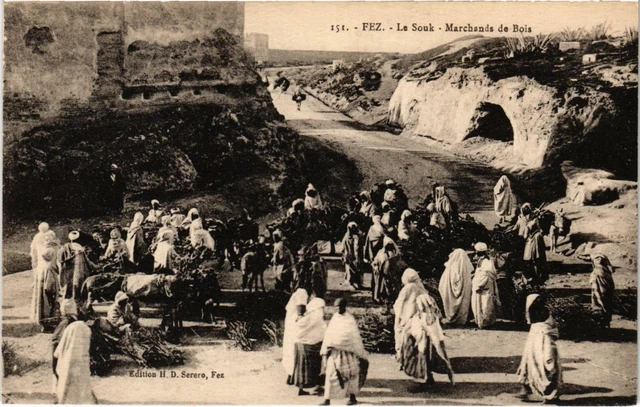 CPA AK MAROC FEZ - Le Souk - Marchands de Bois (93143)