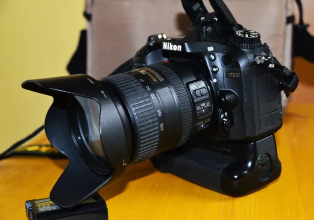 NIKON D 7100 mit BATTERIEGRIFF und OBJEKTIV NIKKOR 18-200 1:3,5-5,6 G ED