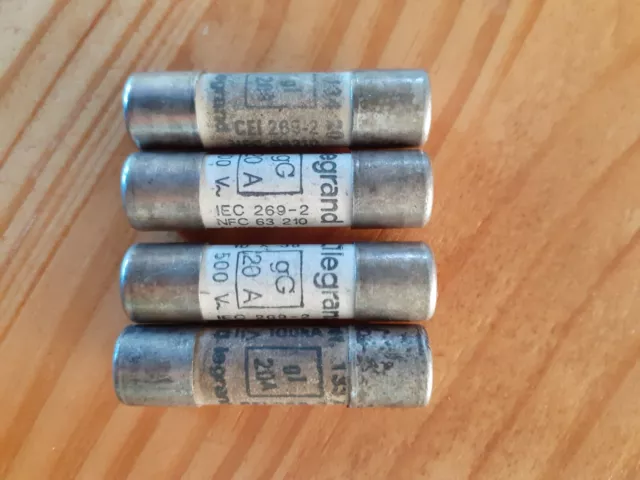 LOT DE 4 FUSIBLES LEGRAND 20A 500V NEUFS DIMENSION 10X38 (dernier lot)
