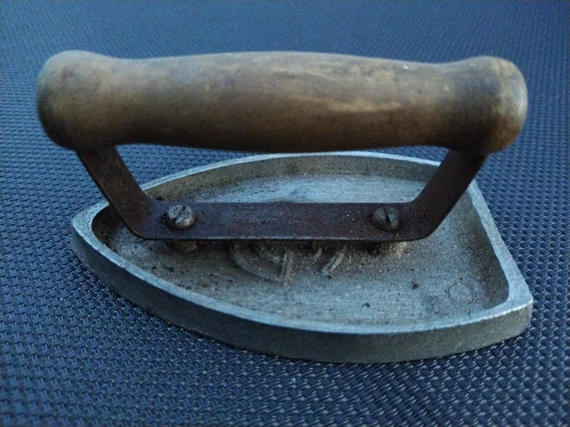 RARE ANCIEN PETIT FER A REPASSER à LINGOT (?) ou JOUET (?) collection