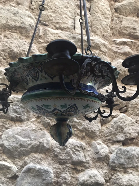 Suspension en faïence de Nevers Antoine Montagnon décor de masques XIXe complet