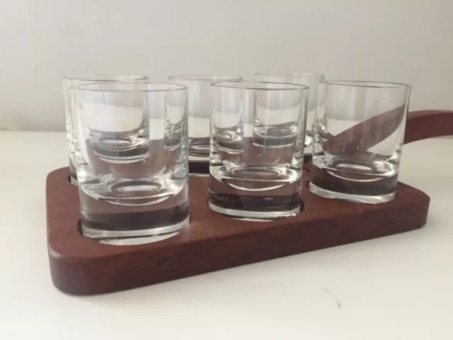 Teak Tray 1960er Jahre mit Rosenthal Schnaps Shot Gläsern Juhl String-Ära