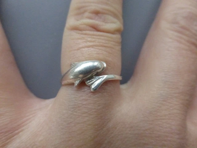 Bague en Argent avec Trois Dauphins – Élégance et Harmonie de la Mer