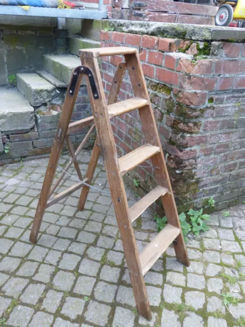 alte Leiter aus Holz, Holzleiter, Setztreppe, Regal zur Dekoration shabby chic