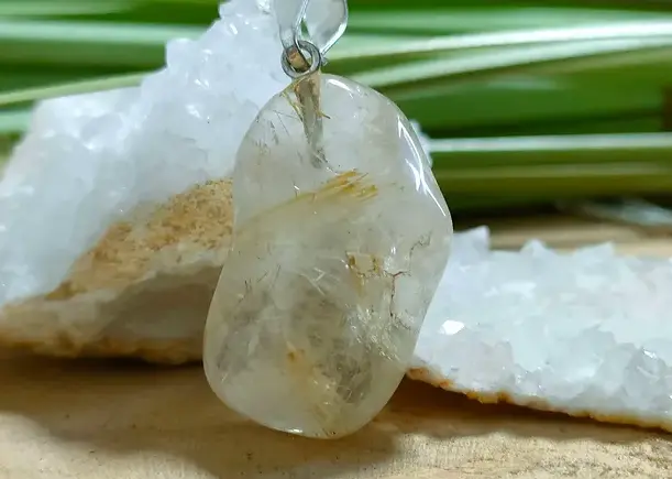 Pendentif en Quartz avec inclusions rutile