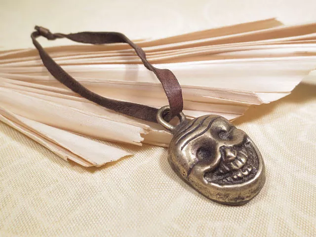 Altes Tibetisches Totenkopf Skull Amulett mit Yaklederband - Nepal