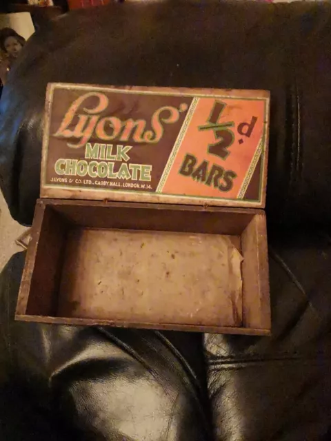 VINTAGE 1920s LYONS MILK CHOCOLATE BARS - WOODEN SHOP COUNTER DISPLAY BOX