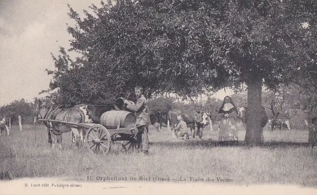 CPA 61 Env. Argentan Athis-Val-Rouvre GIEL-COURTEILLES Orphelinat  Traite Vaches