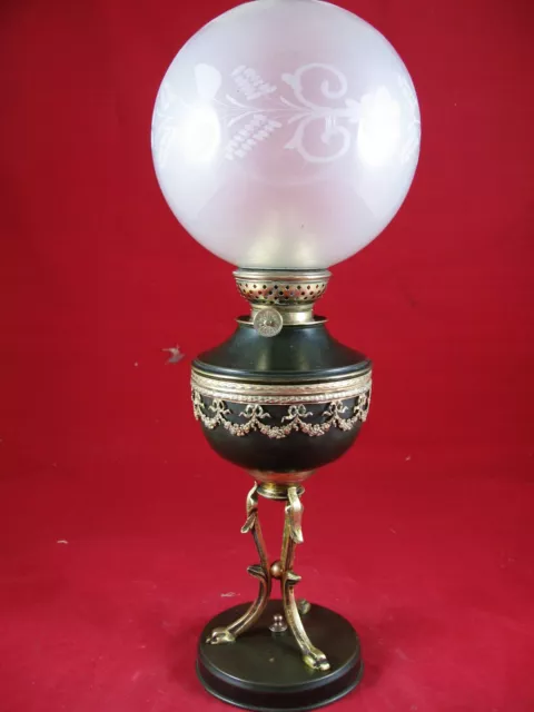 lampe à pétrole Empire globe tripode