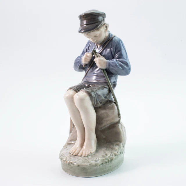 STATUINA PORCELLANA ROYAL COPENHAGEN "Ragazzo Intaglia Bastone" COD 905 CM 19x9