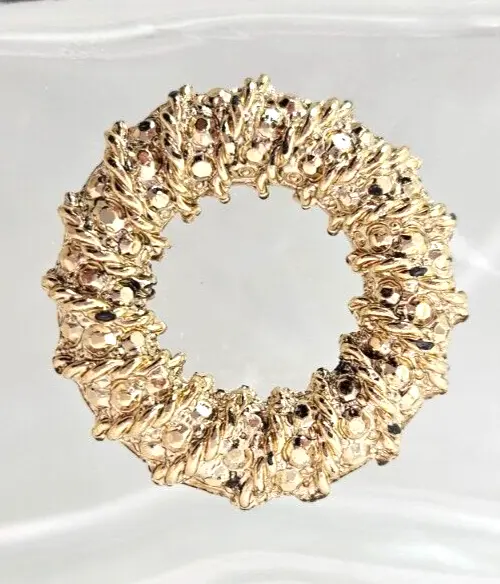 Vintage Christmas Wreath Gold Tone Brooch~ Winter Holiday Pin~ Sparkly! 1.375"