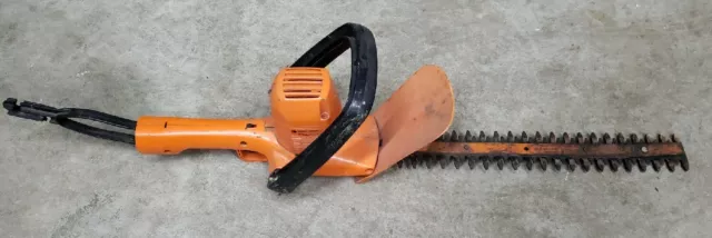 1960’s Black and Decker 16” DELUXE DOUBLE EDGE SHRUB HEDGE TRIMMER