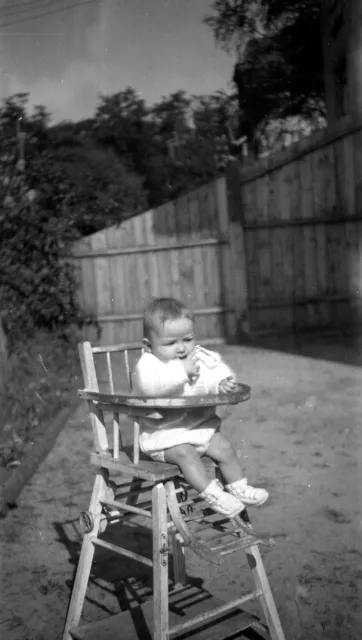 Portrait enfant bébé chaise haute jardin  - ancien négatif photo an. 1940 50