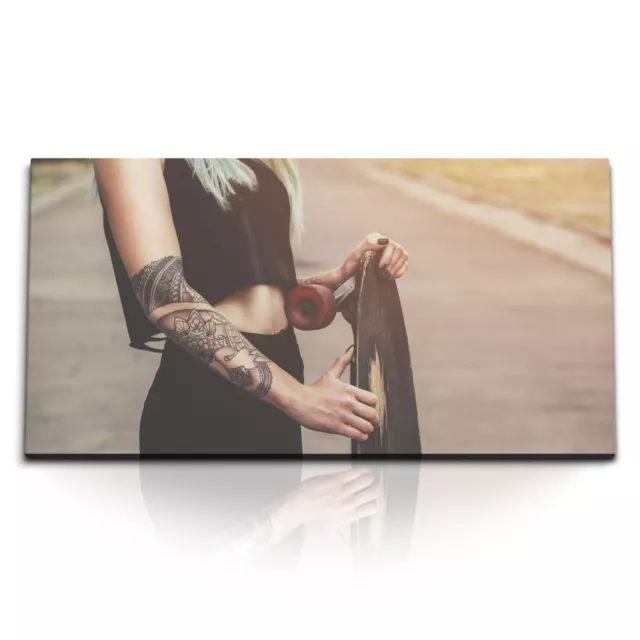 Kunstdruck Bilder 120x60cm Junge Frau mit Skateboard Tattoos Longboard Skaten