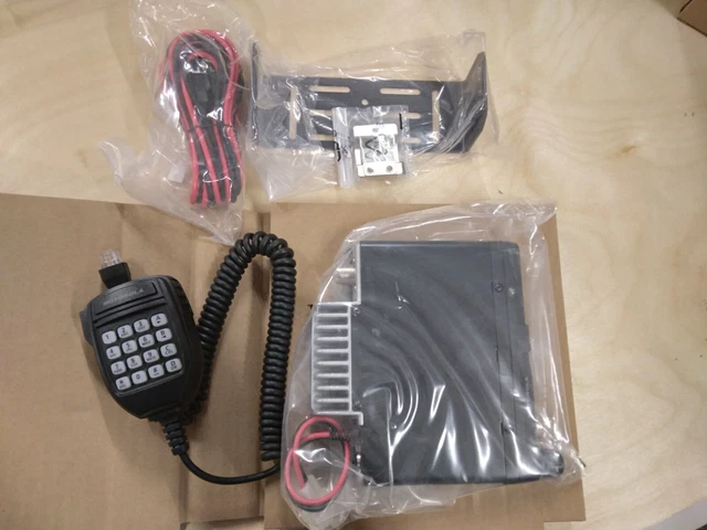 NEW Motorola AC061U538-MSI VX-2200 400-470 MHz mobile radio SALE, FAST SHIPPING!