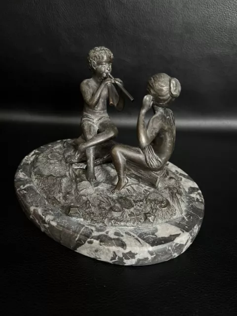 Antike alte Bronzefigur Junge & Mädchen mit  Flöte auf Marmorsockel um 1900
