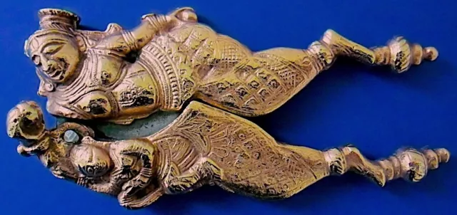Paire de ciseaux à bétel en bronze ou casse-noix d'arec représentant un couple.