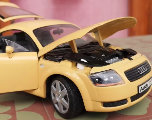 Revell Audi TT Coupe  1:18 giallo ocra, da collezione privata. No box. 3