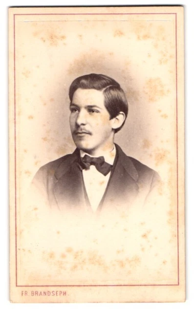 Fotografie Fr. Brandseph, Stuttgart, Portrait junger Mann im Anzug mit Fliege u