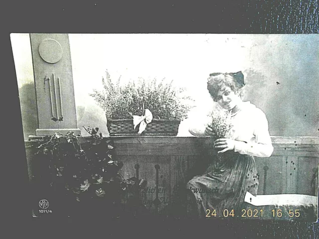 AK Glückwunsch z.Namenstag, Frau mit Blumen, 1920
