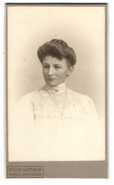 Fotografie Atelier Wertheim, Berlin, Oranienstr., Edle Dame mit hochgestecktem