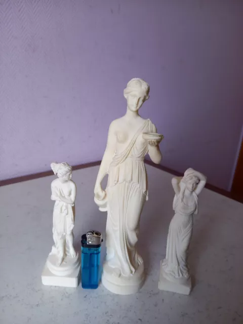 lot de 3 statuettes femme vénus blanche en résine.