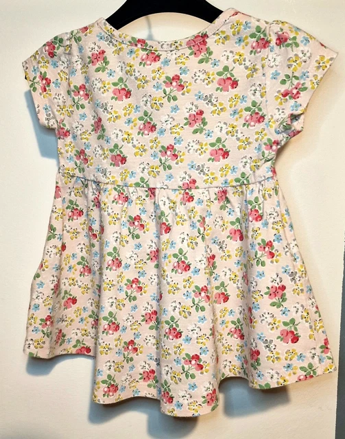 Avanti. Pacchetto vestiti per bambine età 6-9 mesi. Usato. Condizioni perfette. 4 pezzi. 5