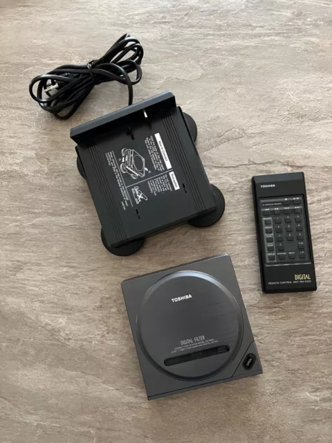 Lecteur CD portable Toshiba XR-9459 avec base alimentation TAC 210 2