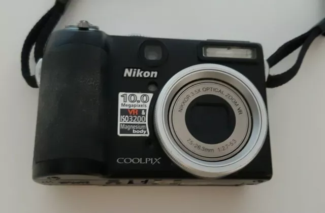 Cámara de fotos Nikon Coolpix P5000. Sensor CCD 1/1,8". Objetivo VR f/2,7-5,3