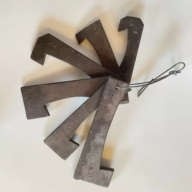 Ancien outil vigneron - Art Populaire - 6 clés en bois pour fabrication tonneaux